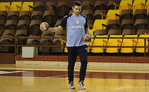José Mario Carrillo, en un entrenamiento con el Abanca Ademar.