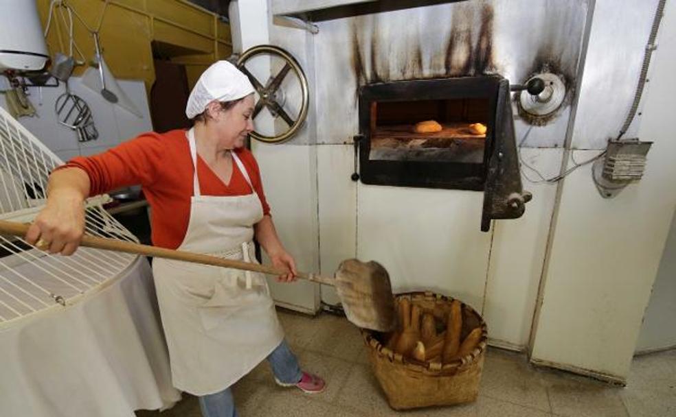 María José Fana, en su horno de Santillán, en Amieva, de donde salieron más de 500 panes.. 
