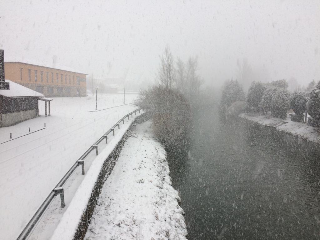 La nieve cierra dos puertos en León y Burgos, embolsa camiones en la A-52, en Sanabria, y obliga a usar cadenas en tres tramos. En las fotos, imágenes de León capital y de la provincia de León