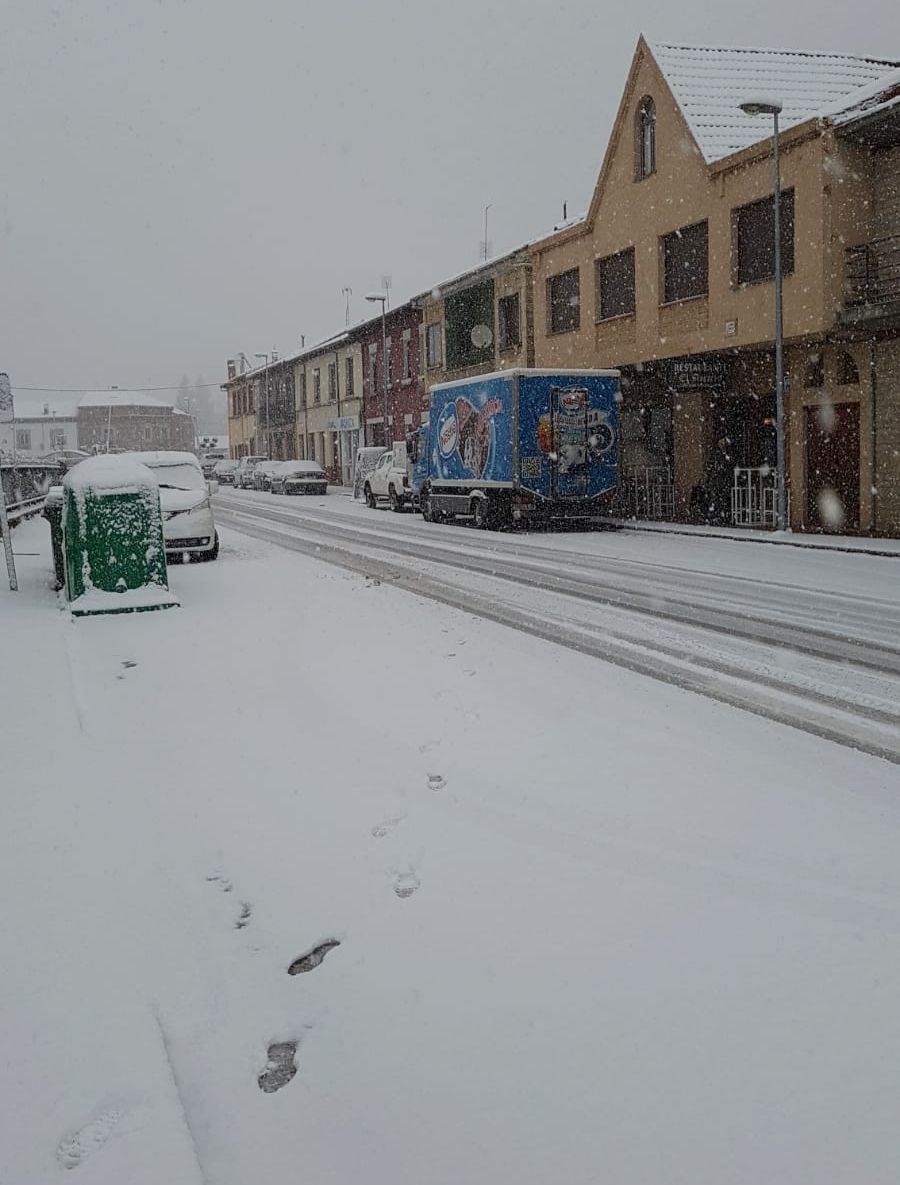 La nieve cierra dos puertos en León y Burgos, embolsa camiones en la A-52, en Sanabria, y obliga a usar cadenas en tres tramos. En las fotos, imágenes de León capital y de la provincia de León