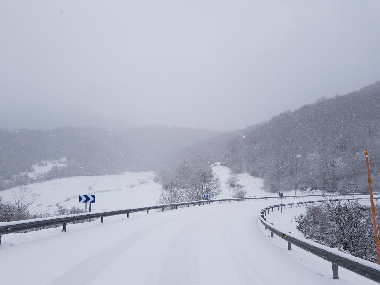 La nieve cierra dos puertos en León y Burgos, embolsa camiones en la A-52, en Sanabria, y obliga a usar cadenas en tres tramos. En las fotos, imágenes de León capital y de la provincia de León