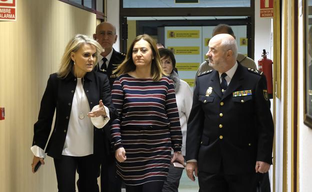 La delegada del Gobierno, Virginia Barcones, junto con el jefe de Policía Nacional de Castilla y León, Jorge Zurita, y la delegada de la AEAT, Georgina Lastra, se dirigen a la rueda de prensa. 