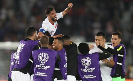 Los jugadores de Catar celebran el triunfo.