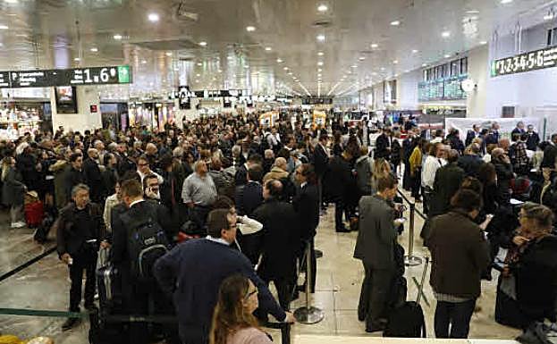 Dos trenes de AVE son desalojados en Barcelona por un objeto sospechoso en la estación.