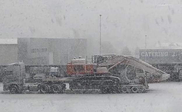 Galería. Un camión bajo la nieve en la localidad de Villaquilambre.