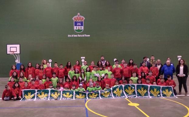 Las Escuelas Deportivas de Santa María del Páramo reciben sus equipaciones por parte de Caja Rural