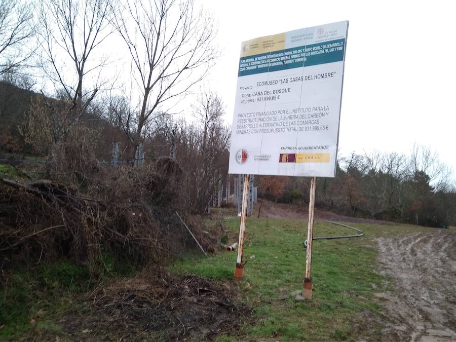 Cartel de la obra de Labaniego (Bembibre). De fondo, el comienzo de las obras. 