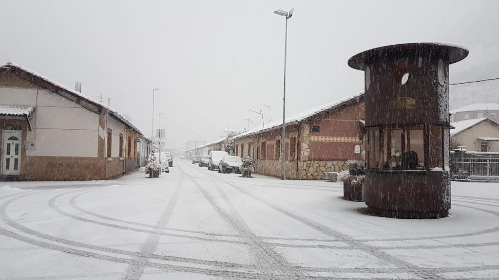 La nieve cierra dos puertos en León y Burgos, embolsa camiones en la A-52, en Sanabria, y obliga a usar cadenas en tres tramos. En las fotos, imágenes de León capital y de la provincia de León