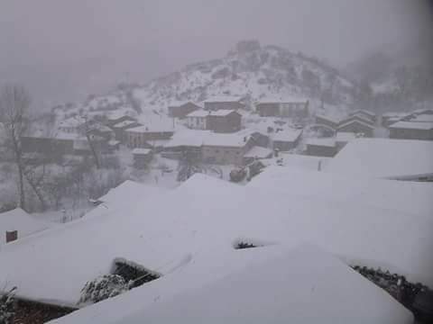 La nieve cierra dos puertos en León y Burgos, embolsa camiones en la A-52, en Sanabria, y obliga a usar cadenas en tres tramos. En las fotos, imágenes de Ferreras del Puerto, situado en la comarca de Valderrueda.