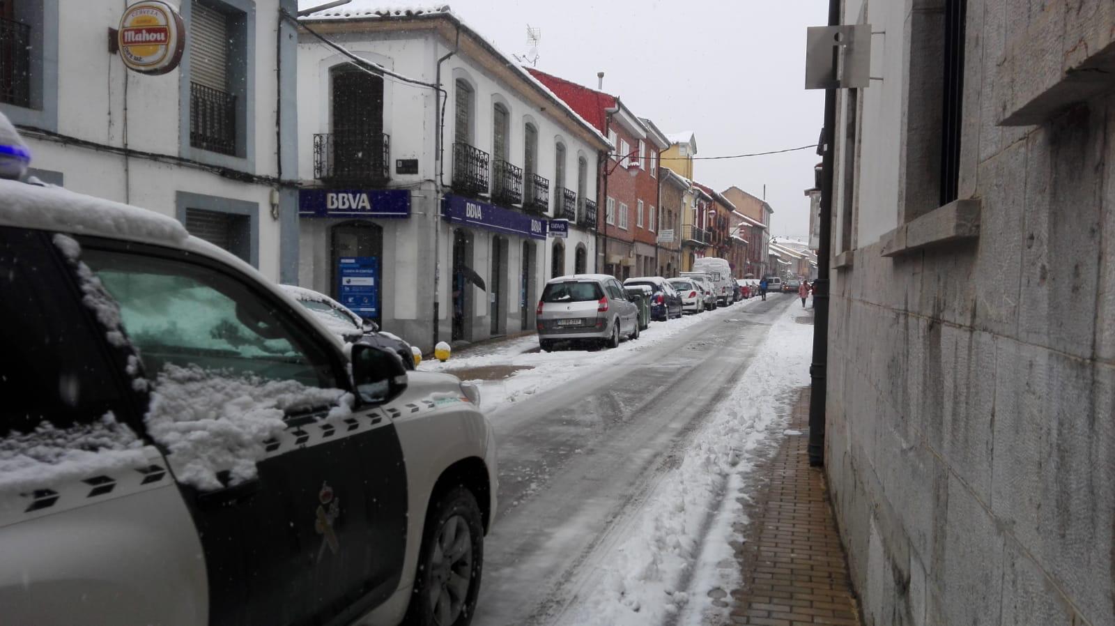 La nieve cierra dos puertos en León y Burgos, embolsa camiones en la A-52, en Sanabria, y obliga a usar cadenas en tres tramos. En las fotos, imágenes de León capital y de la provincia de León