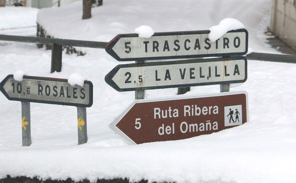 La difícil lucha del hombre contra la nieve para hacer la vida «lo más normal posible»