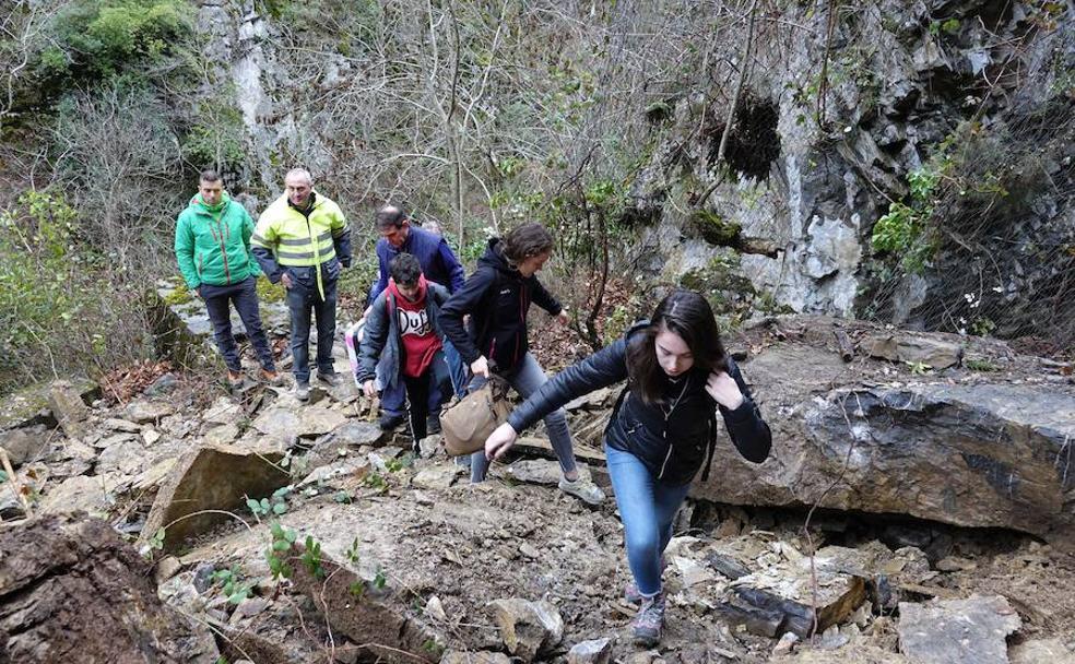 Los estudiantes atraviesan el argayo de Los Beyos en dirección a sus hogares, en Oseja. 