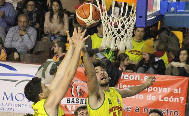Lance de un partido de Basket León.
