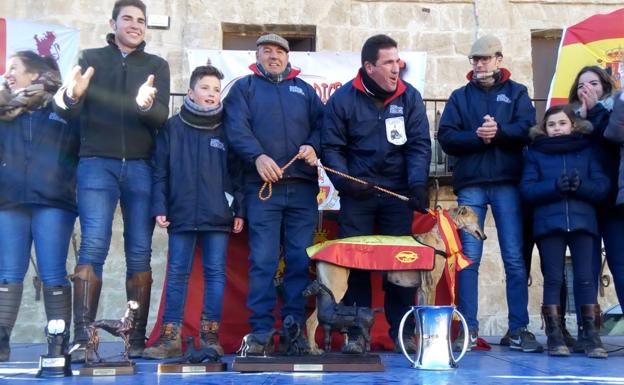 Entrega del trofeo a la galga vallisoletana.