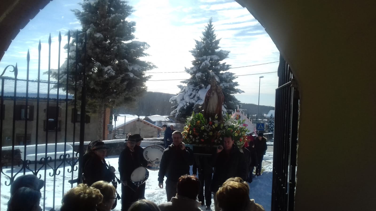 La localidad realiza su tradicional paseo del santo entre la nieve pero con una amplia concurrencia vecinal