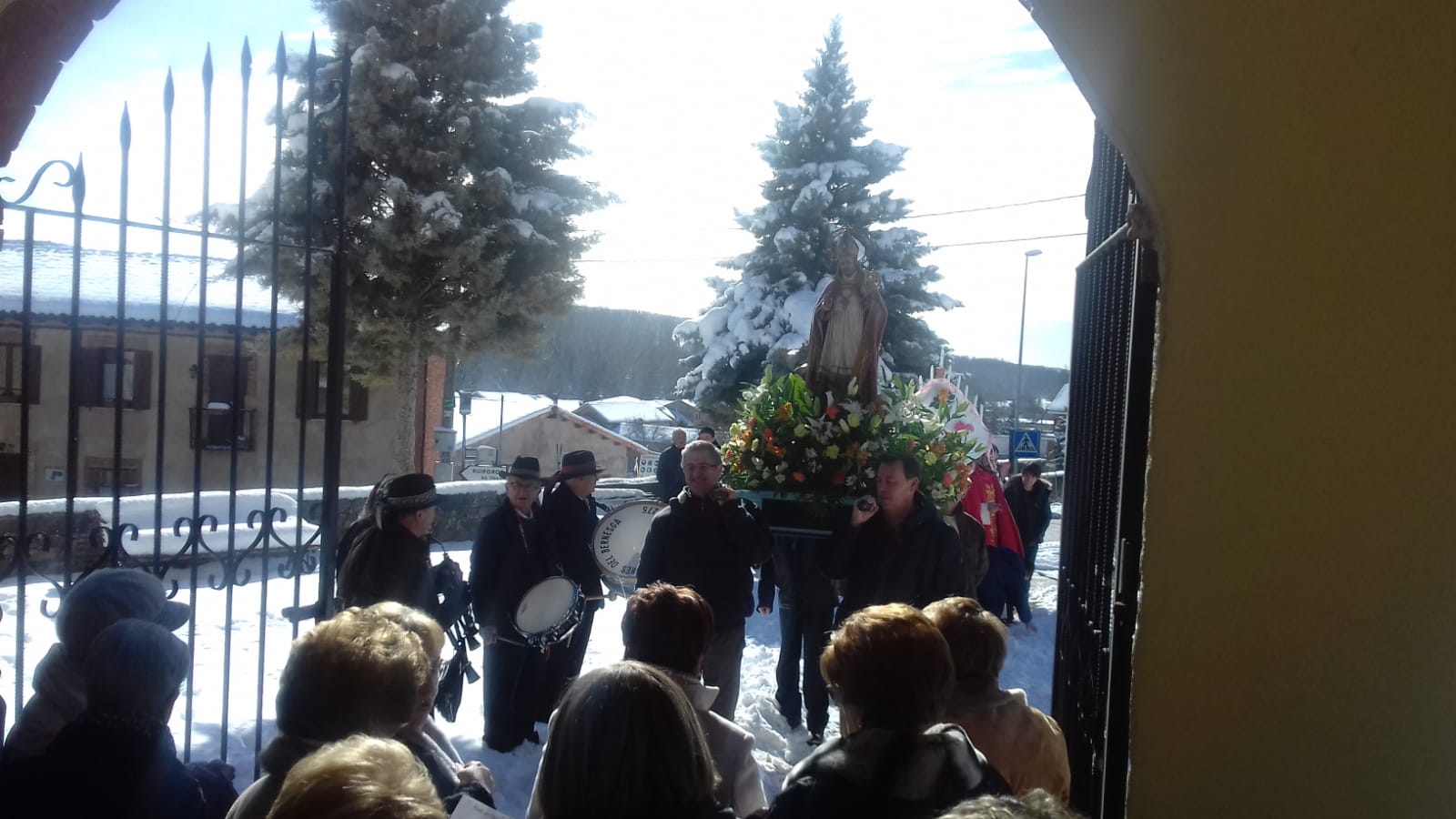 La localidad realiza su tradicional paseo del santo entre la nieve pero con una amplia concurrencia vecinal