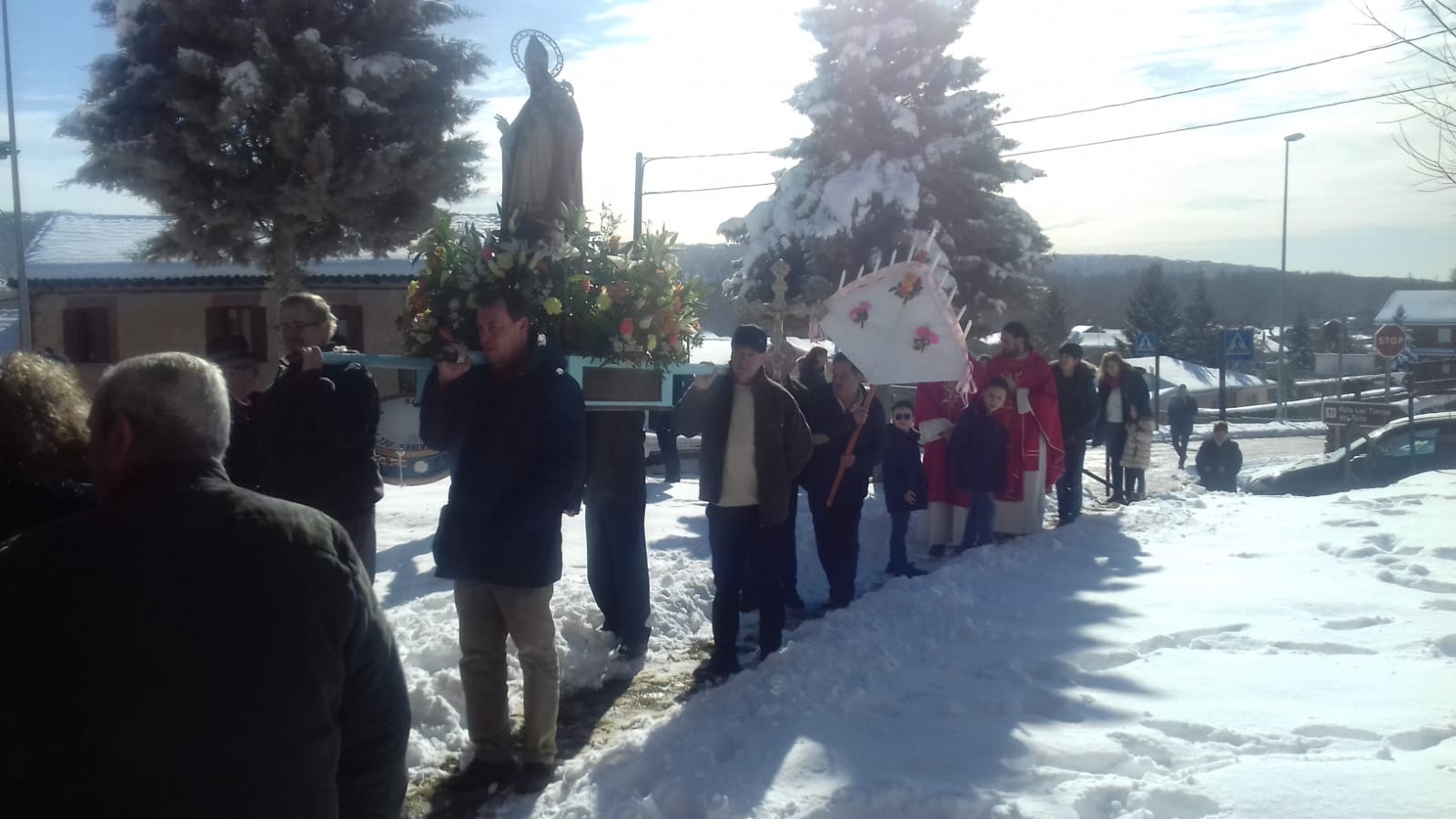 La localidad realiza su tradicional paseo del santo entre la nieve pero con una amplia concurrencia vecinal