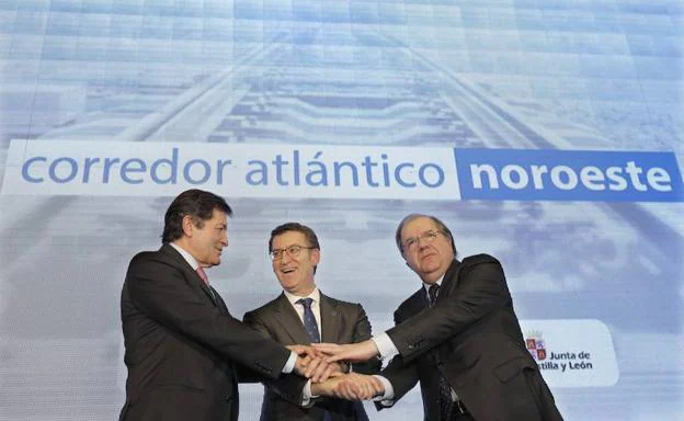 Los presidentes de Galicia, Alberto Núñez Feijóo (c); Asturias, Javier Fernández y Castilla y León, Juan Vicente Herrera (d) durante encuentro para impulsar, junto con empresarios y sindicatos de estos territorios, el corredor ferroviario europeo del noroeste, en el mes de enero en Santiago de Compostela. 