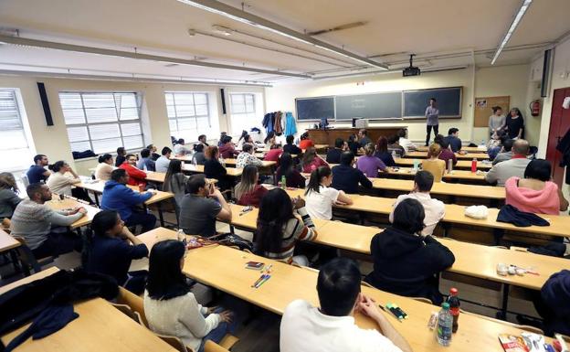 Estudiantes en una universidad en Madrid. 