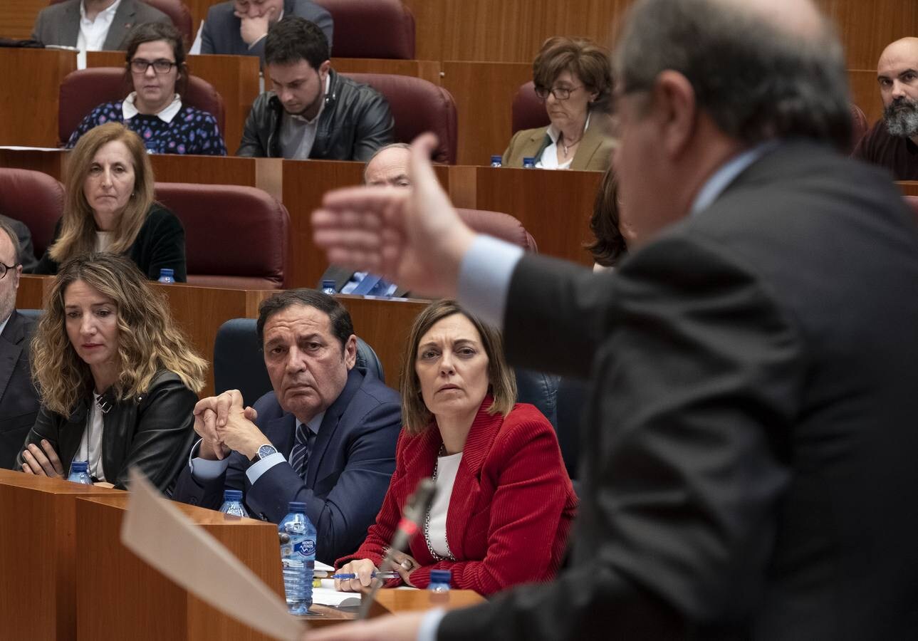 PSOE y Podemos afilaron ayer el bisturí parlamentario para someter al consejero de Sanidad a una vivisección política