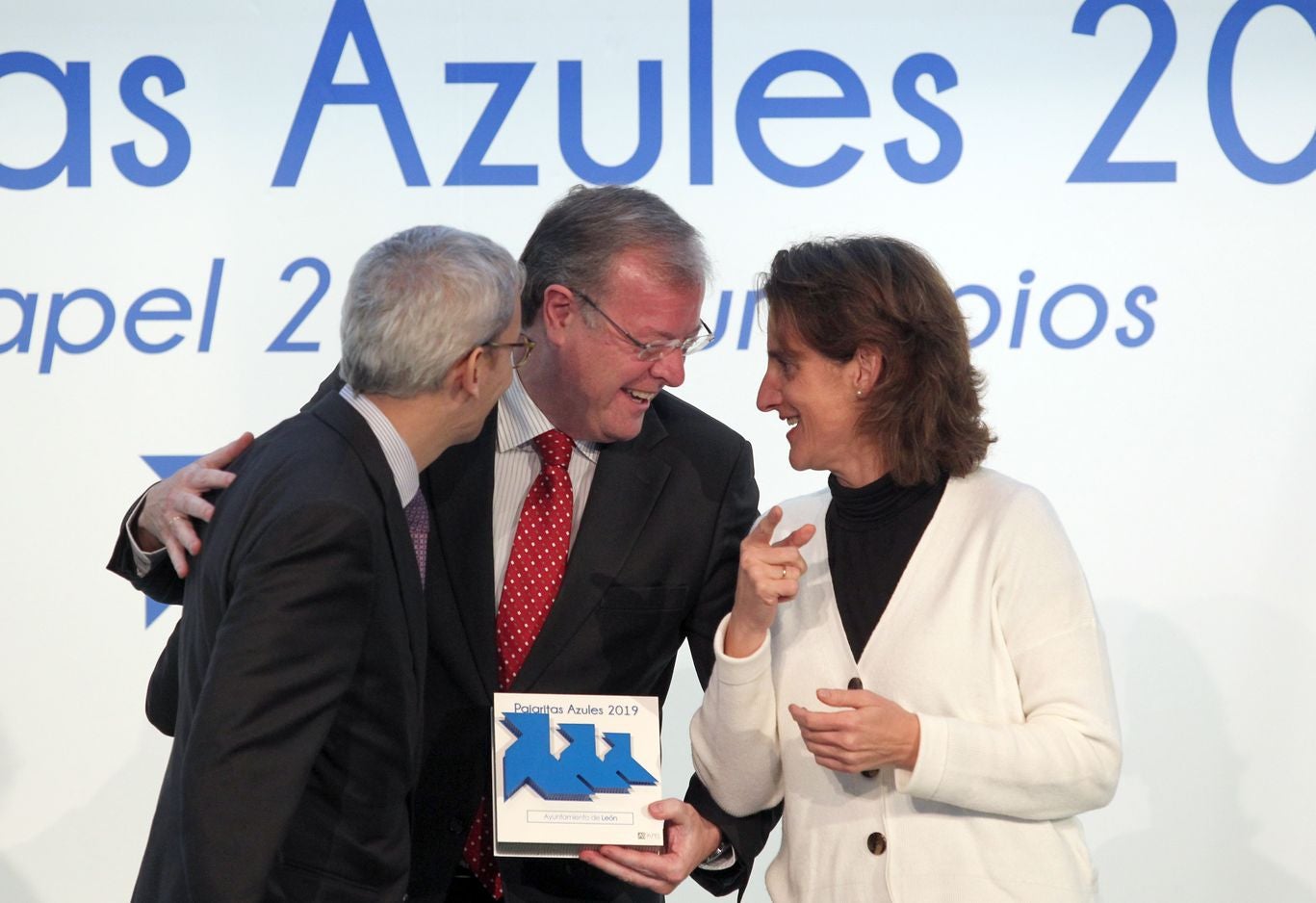 El alcalde de León Antonio Silvan recoge el premio otorgado al ayuntamiento por el programa 'Pajaritas Azules' de la Asocicación Española de Fabricantes de Pasta, Papel y Cartón ( ASPAPEL) a la exelencia en la recogida selectiva de papel y cartón, de manos de la ministra de Transición Ecologica, Teresa Rivera y del presidente de ASPAPEL, Jordi Mercader.
