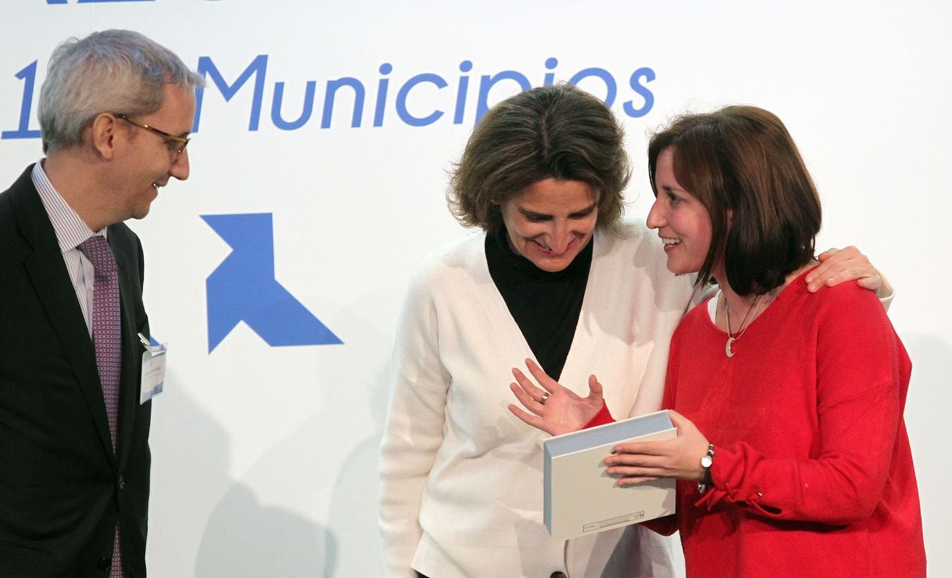 El alcalde de León Antonio Silvan recoge el premio otorgado al ayuntamiento por el programa 'Pajaritas Azules' de la Asocicación Española de Fabricantes de Pasta, Papel y Cartón ( ASPAPEL) a la exelencia en la recogida selectiva de papel y cartón, de manos de la ministra de Transición Ecologica, Teresa Rivera y del presidente de ASPAPEL, Jordi Mercader.