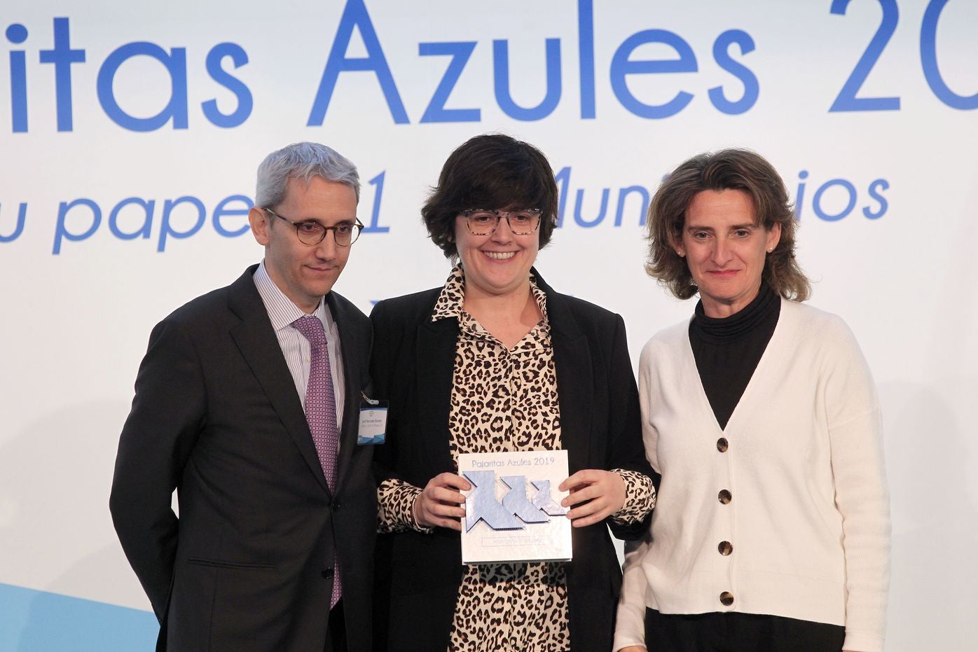 El alcalde de León Antonio Silvan recoge el premio otorgado al ayuntamiento por el programa 'Pajaritas Azules' de la Asocicación Española de Fabricantes de Pasta, Papel y Cartón ( ASPAPEL) a la exelencia en la recogida selectiva de papel y cartón, de manos de la ministra de Transición Ecologica, Teresa Rivera y del presidente de ASPAPEL, Jordi Mercader.