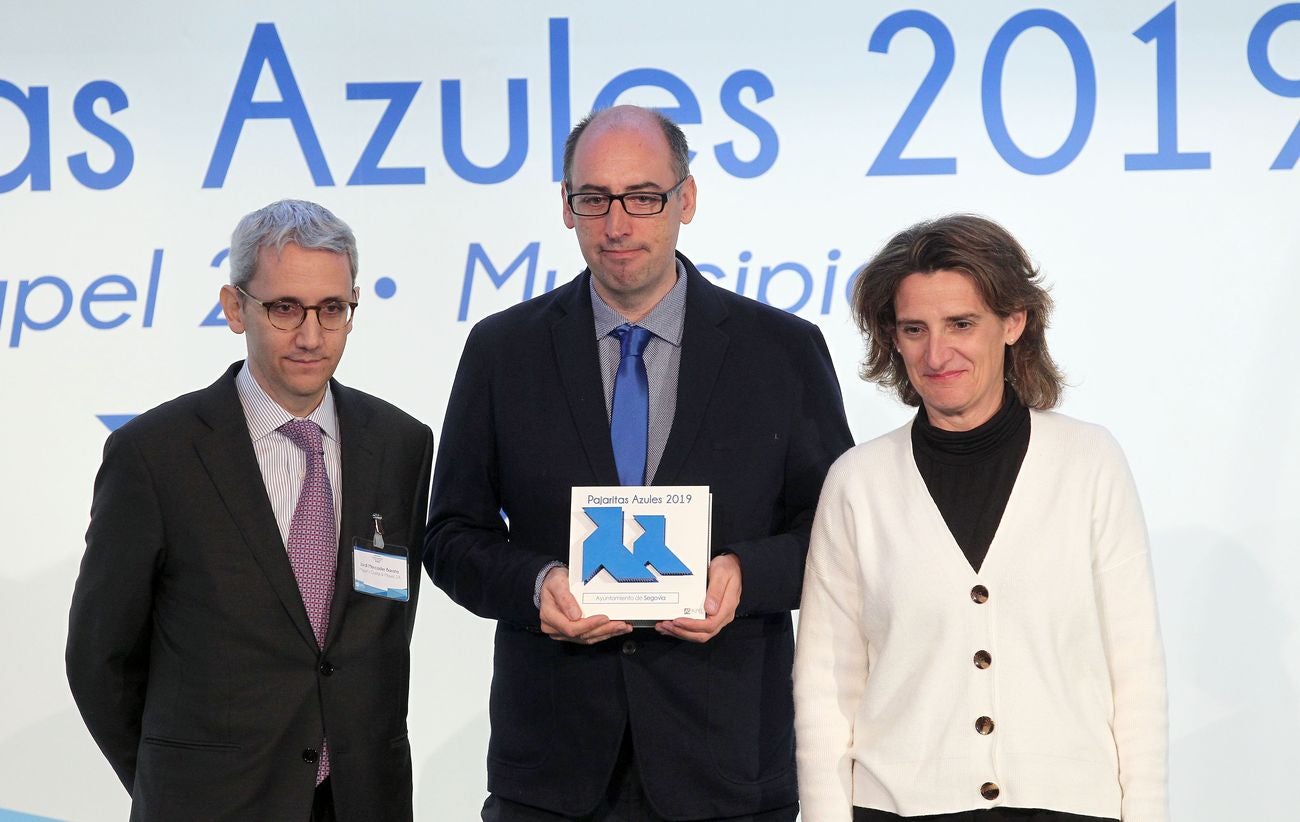 El alcalde de León Antonio Silvan recoge el premio otorgado al ayuntamiento por el programa 'Pajaritas Azules' de la Asocicación Española de Fabricantes de Pasta, Papel y Cartón ( ASPAPEL) a la exelencia en la recogida selectiva de papel y cartón, de manos de la ministra de Transición Ecologica, Teresa Rivera y del presidente de ASPAPEL, Jordi Mercader.