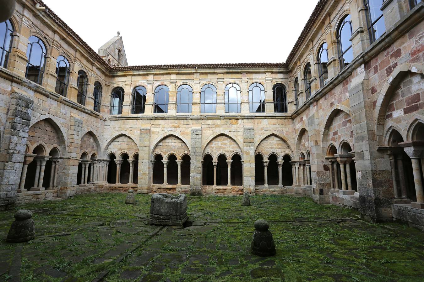 Románcio palentino. La Montaña Palentina atesora una de las mayores concentraciones de construcciones románicas de toda Europa. Una de sus principales joyas es la ermita de Vallespinoso de Aguilar, una verdadera escuela de capiteles al aire libre. Además, en esta ruta se pueden visitar: el Centro de Interpretación del Canal de Castilla (Herrera de Pisuerga), el Monasterio de San Andrés de Arroyo en Santibáñez de Ecla, la Iglesia de San Juan en Moarves de Ojeda, la Ermita de San Pelayo de Perazancas, el Castillo de Aguilar de Campoo, el Museo Colegiata San Miguel Arcángel y el Monasterio de Santa María la Real, en Aguilar de Campoo, y la Ermita de Santa Eulalia u Olalla en Barrio de Santa María.