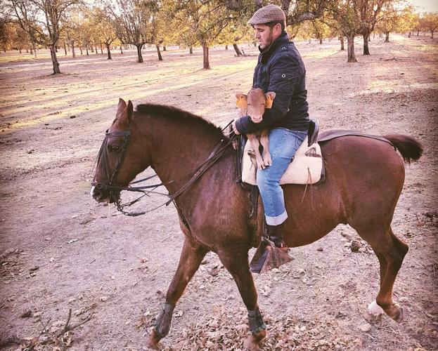 Ángel Sánchez y su caballo durante el trabajo. 