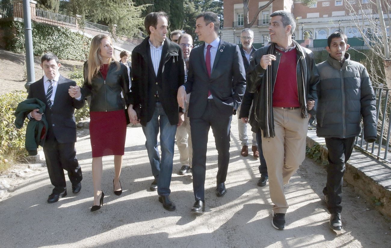 El presidente del Gobierno, Pedro Sánchez, ha recibido en la Moncloa al equipo de la película 'Campeones', ganadora del Goya a la mejor película de 2018. En la recepción ha participado el leonés Jesús Vidal, 'Goya' al 'Mejor actor revelación.