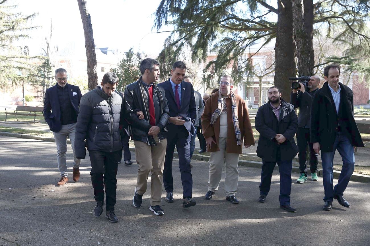 El presidente del Gobierno, Pedro Sánchez, ha recibido en la Moncloa al equipo de la película 'Campeones', ganadora del Goya a la mejor película de 2018. En la recepción ha participado el leonés Jesús Vidal, 'Goya' al 'Mejor actor revelación.