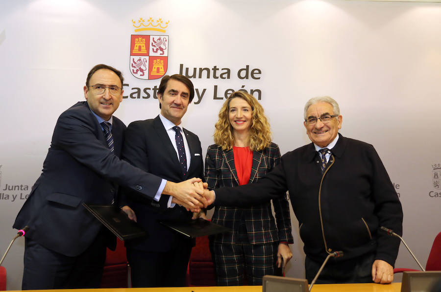 Los consejeros de Fomento y Medio Ambiente, Juan Carlos Suárez-Quiñones, y de Familia e Igualdad de Oportunidades, Alicia García, y presidente de la FRMP, Alfonso Polanco, firman un protocolo para la erradicación del chabolismo. Junto a ellos, el presidente de la Fundación Secretariado Gitano, Pedro Puente (D). 