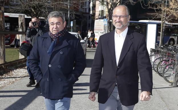 Luis Fuentes, junto a Justo Fernández, esta mañana en León.