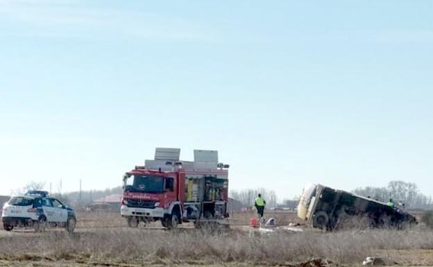 Accidente ocurrido en la LE-411 en Laguna de Negrillos.