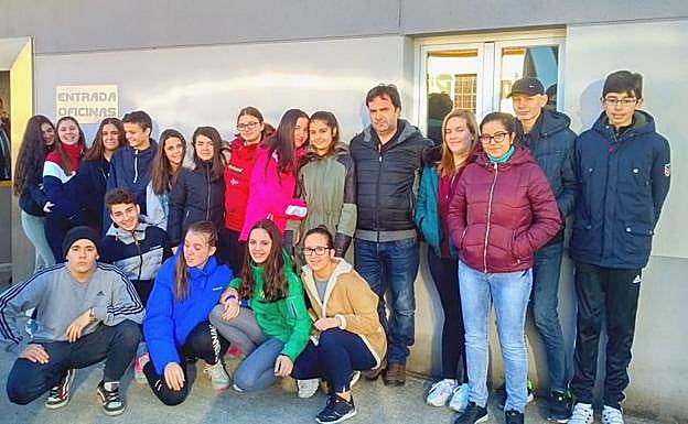 Imagen de familia en la visita a las instalaciones de Tecoi.