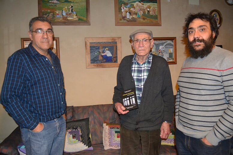 Las tres generaciones de la familia Calvete posan con el documental 'Paisajes interiores' que protabonizaron hace diez años. 