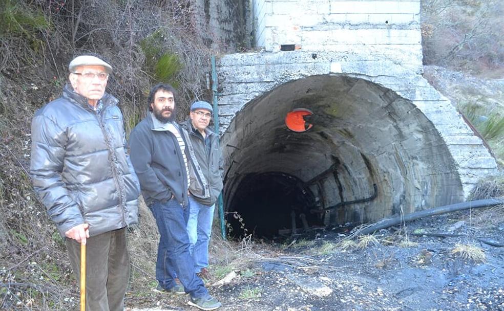 De izquierda a derecha, Paulino Calvete, Carlos Calvete hijo y Carlos Calvete padre, junto a una de las bocaminas del Pozo Casares, en Tremor de Arriba (Igüeña). 