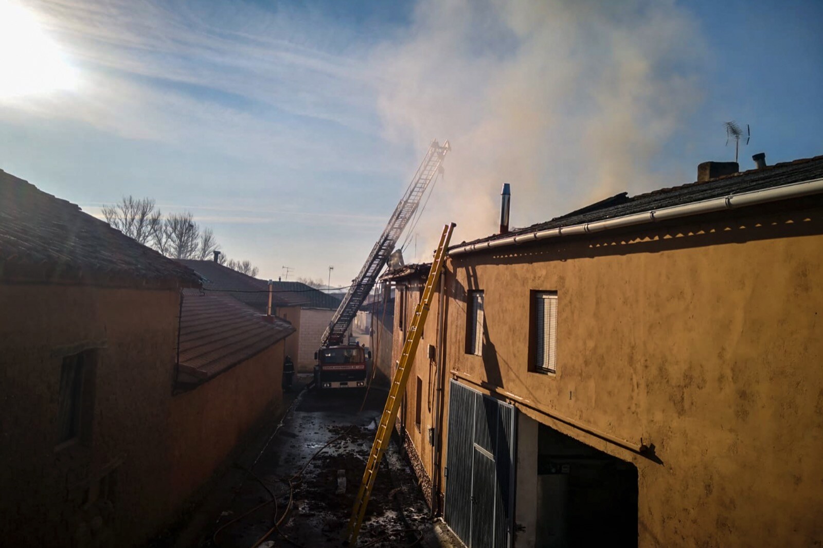 Fotos: Incendio en una vivienda de Valduvieco