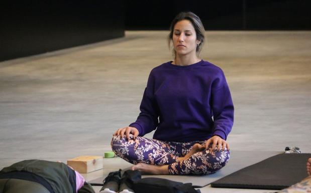 Galería. Una participante en una sesión de yoga.