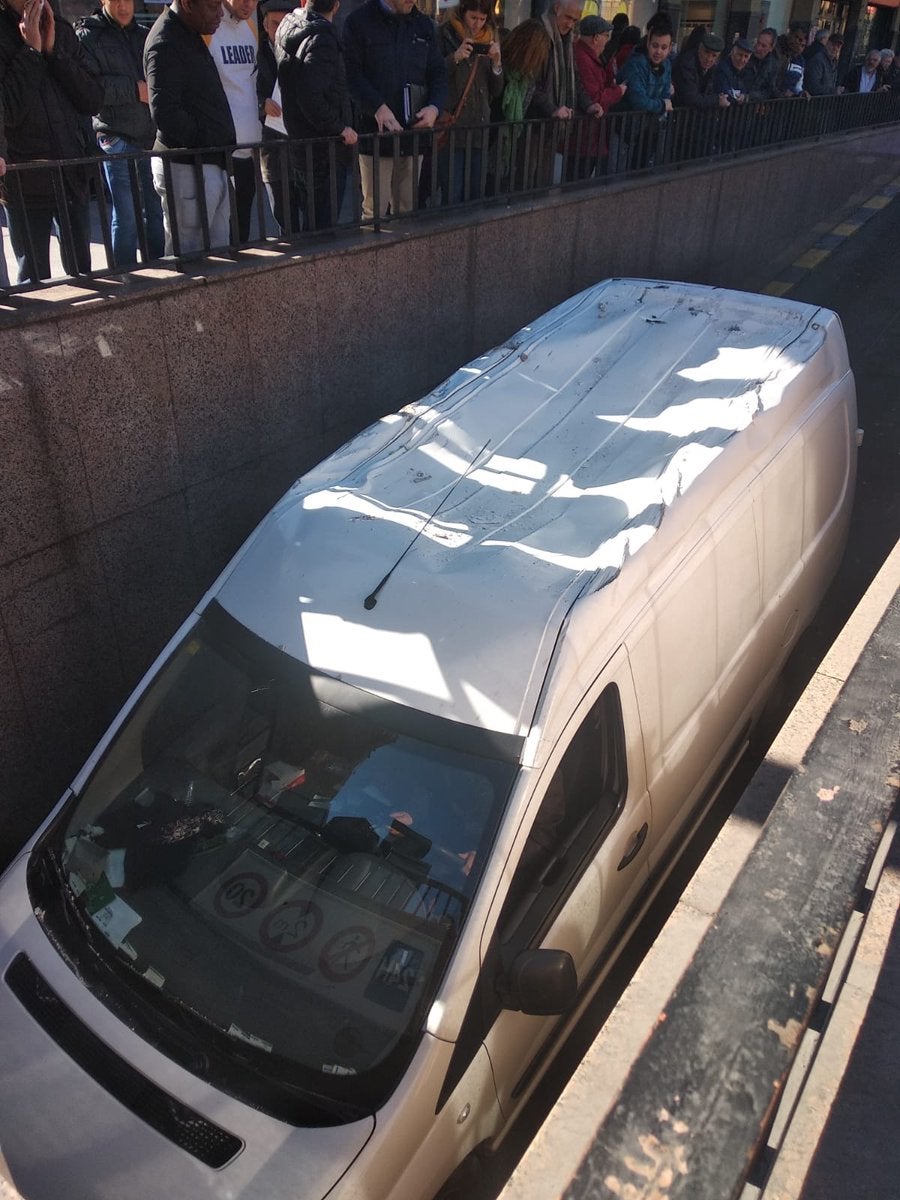 Imagen de la furgoneta atrapada en la rampa de acceso. 