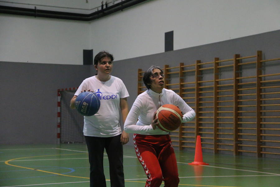 Fotos: Las &#039;campeonas&#039; del equipo de baloncesto de Asprona