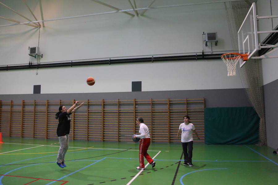 Fotos: Las &#039;campeonas&#039; del equipo de baloncesto de Asprona