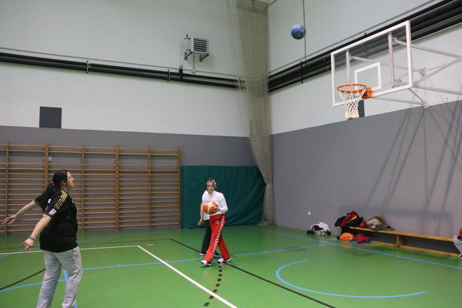 Fotos: Las &#039;campeonas&#039; del equipo de baloncesto de Asprona