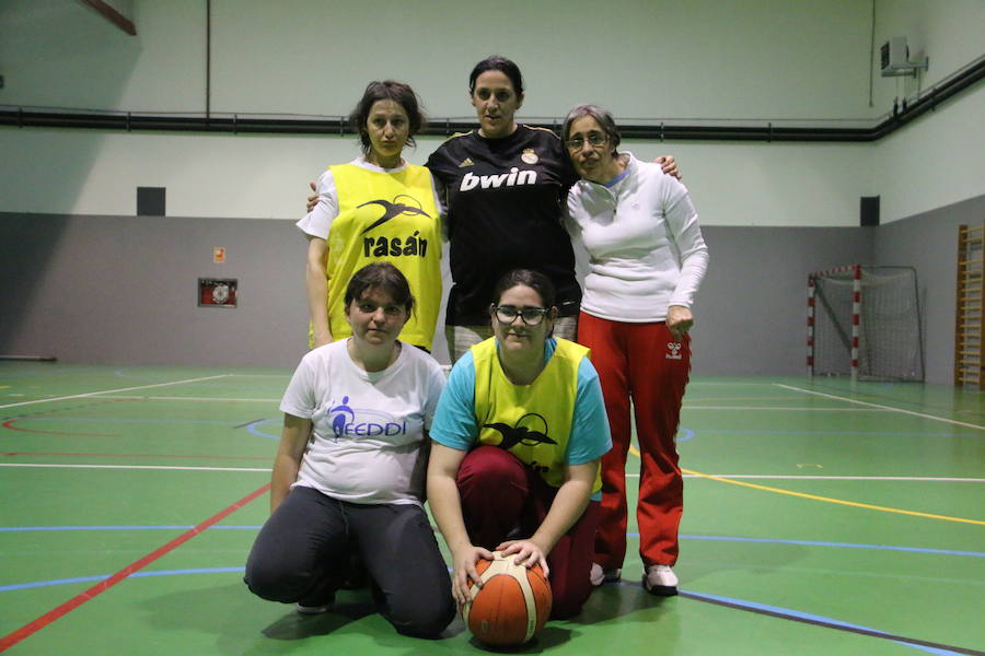 Fotos: Las &#039;campeonas&#039; del equipo de baloncesto de Asprona