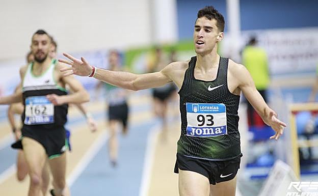 Saúl Ordóñez, al fondo, en la entrada en meta de Jesús Gómez.