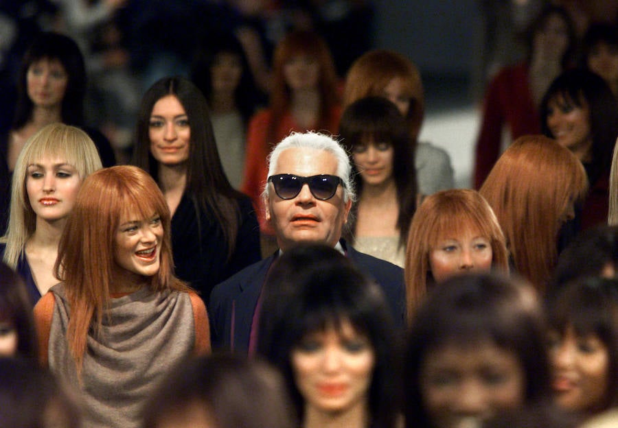 El diseñador alemán Karl Lagerfeld, conocido por haber dirigido las creaciones de la firma francesa Chanel desde 1983, ha fallecido este martes a los 85 años de edad.