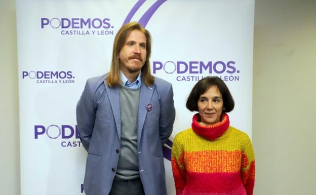 El secretario general de Podemos Castilla y Léon, Pablo Fernández, junto a Amada Peñalosa, responsable de la formación morada de Migración y Retorno
