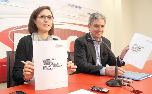 Aurora Flórez y Graciliano Palomo durante una rueda de prensa en la sede del PSOE de León.