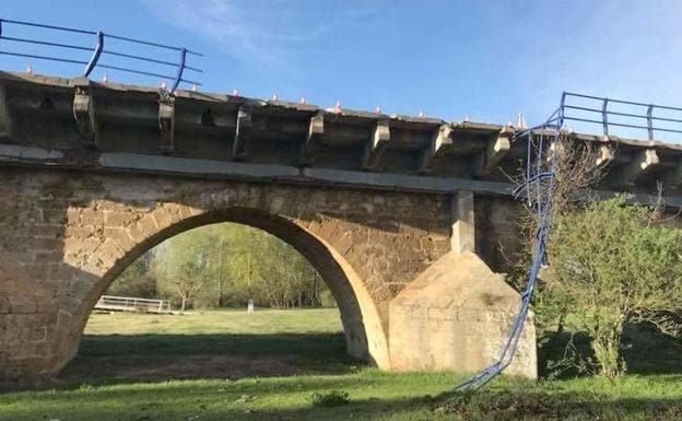 Imagen de los daños ocasionados en el puente de Puente Villarente.